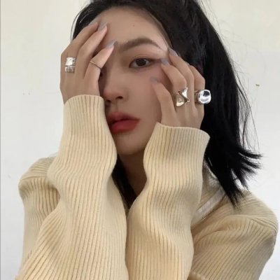 坐推土机的少女